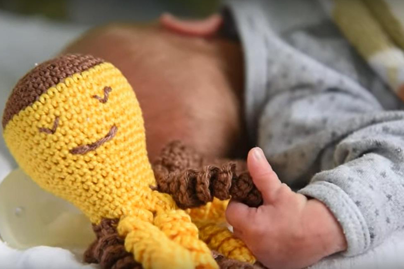 Koraszülött babát őriz a korip (Forrás: NLC Youtube videó)