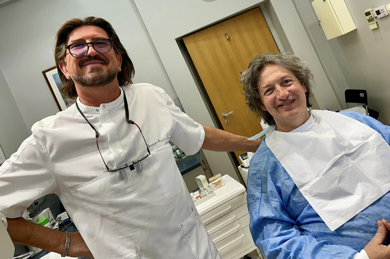 Csernus doktor és Miskolcon a fogorvosánál mosolyog. Forrás: Facebook.