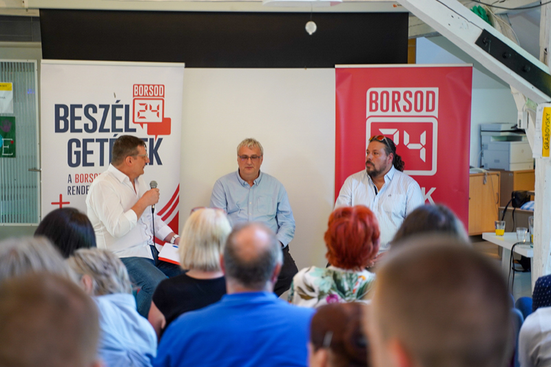 Bethlen Tamás, a Borsod24 szerkesztője kérdezi Fazekas Csaba és Zárug Péter Farkas politológusokat. Forrás: Borsod24.