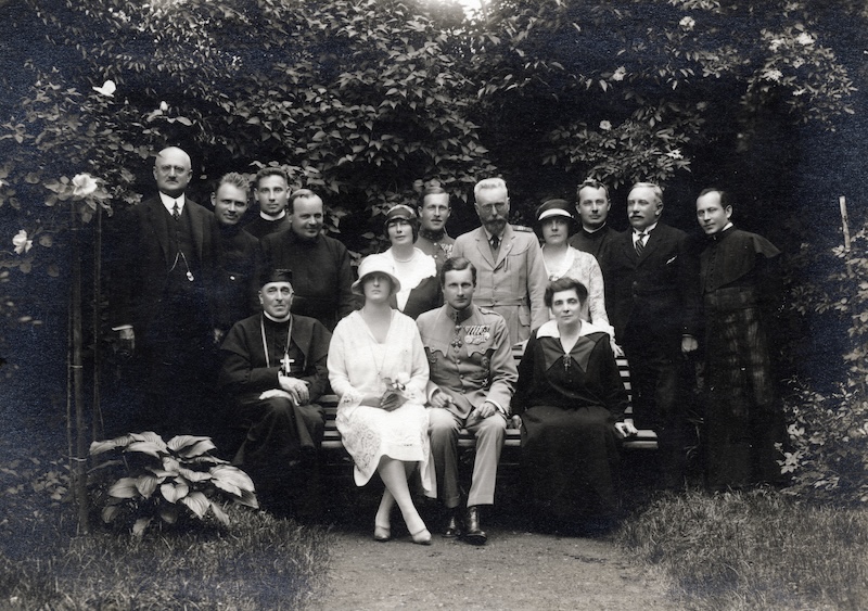 1926-os csoportkép  Anna szász királyi hercegnővel és Habsburg József Ferenc főherceggel. Az álló sorban jobbról a második Zsóry Lajos földbirtokos, országgyűlési képviselő. - Forrás: Fortepan / Jezsuita Levéltár
