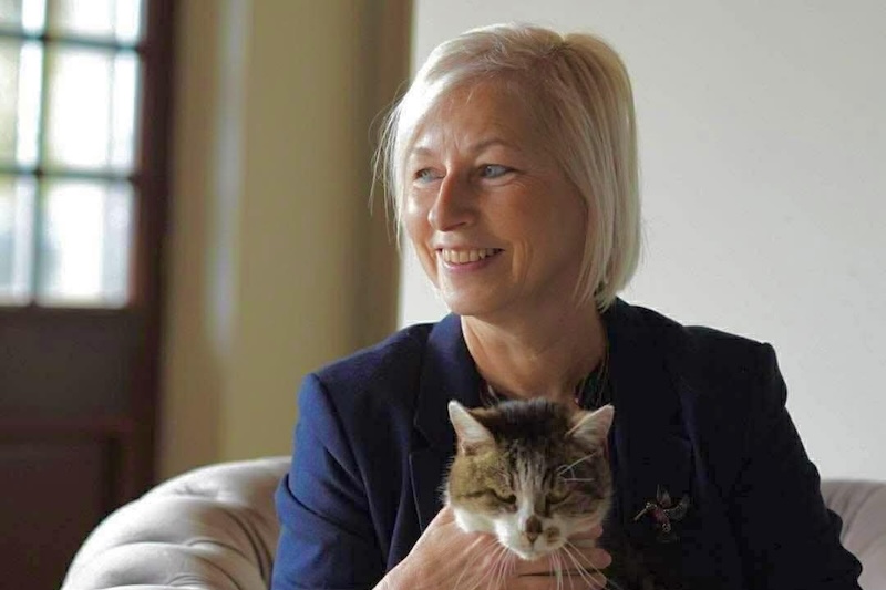 Csöbör Katalin cicával
