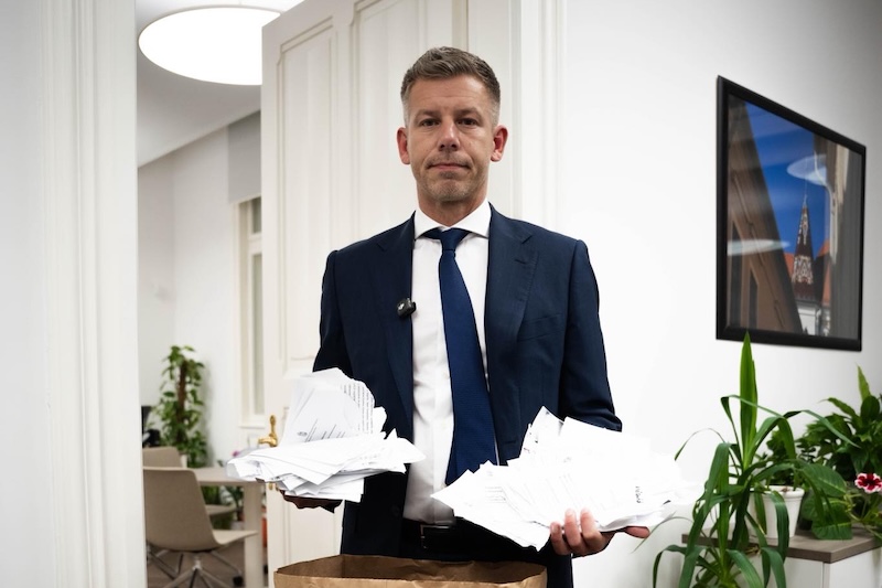 Magyar Péter bejárta az előző kormány várbeli palotáit – szivarszoba,...